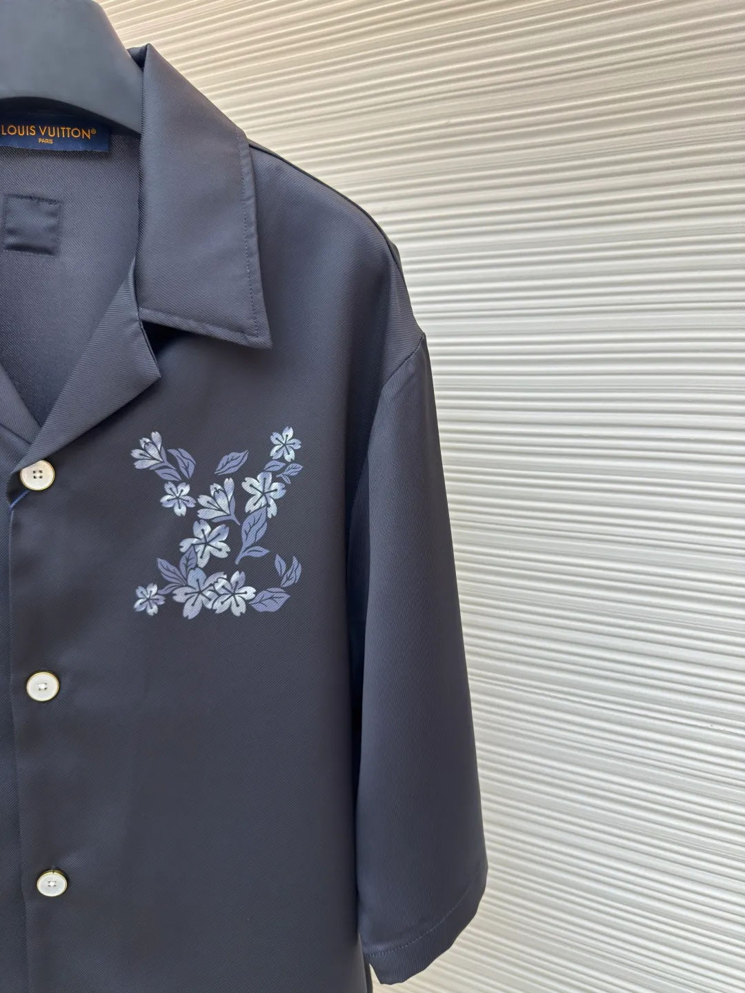 LOUIS VUITTON Floral Print Letter Nigo Mulberry Silk Short Sleeves ●Authentic product: 14800 purchase and development ●Item number: 1680658-A85 ●Fabric: mulberry silk fabric ●Technology: Printing production ●Version: Fitted version ●Weight: about 220 grams ●Size: Continuing Nigo's admiration for Japanese workwear aesthetics. The embellishment of pearlescent dots echoes the cherry blossom-inspired camouflage of the Sakura Damoflage pattern in the series. The printing adopts direct injection process. Custom woven and dyed, no color difference from the original. The ingenious craftsmanship is perfectly restored, the three standards are complete, and the accessories are customized. The overall wiring is straight and delicate, the fabric is comfortable and soft, and the color is consistent without color difference. It can be matched with the same style to create a fashionable look and control various occasions. Customized accessories, complete with three standards, same style for men and women!
